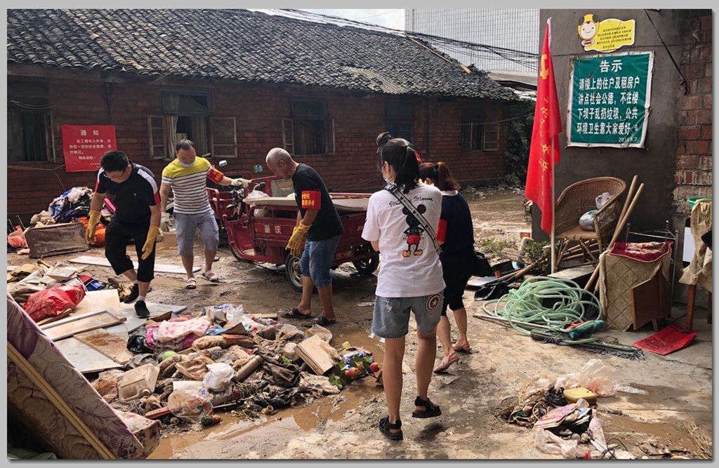 社区清理水灾垃圾1