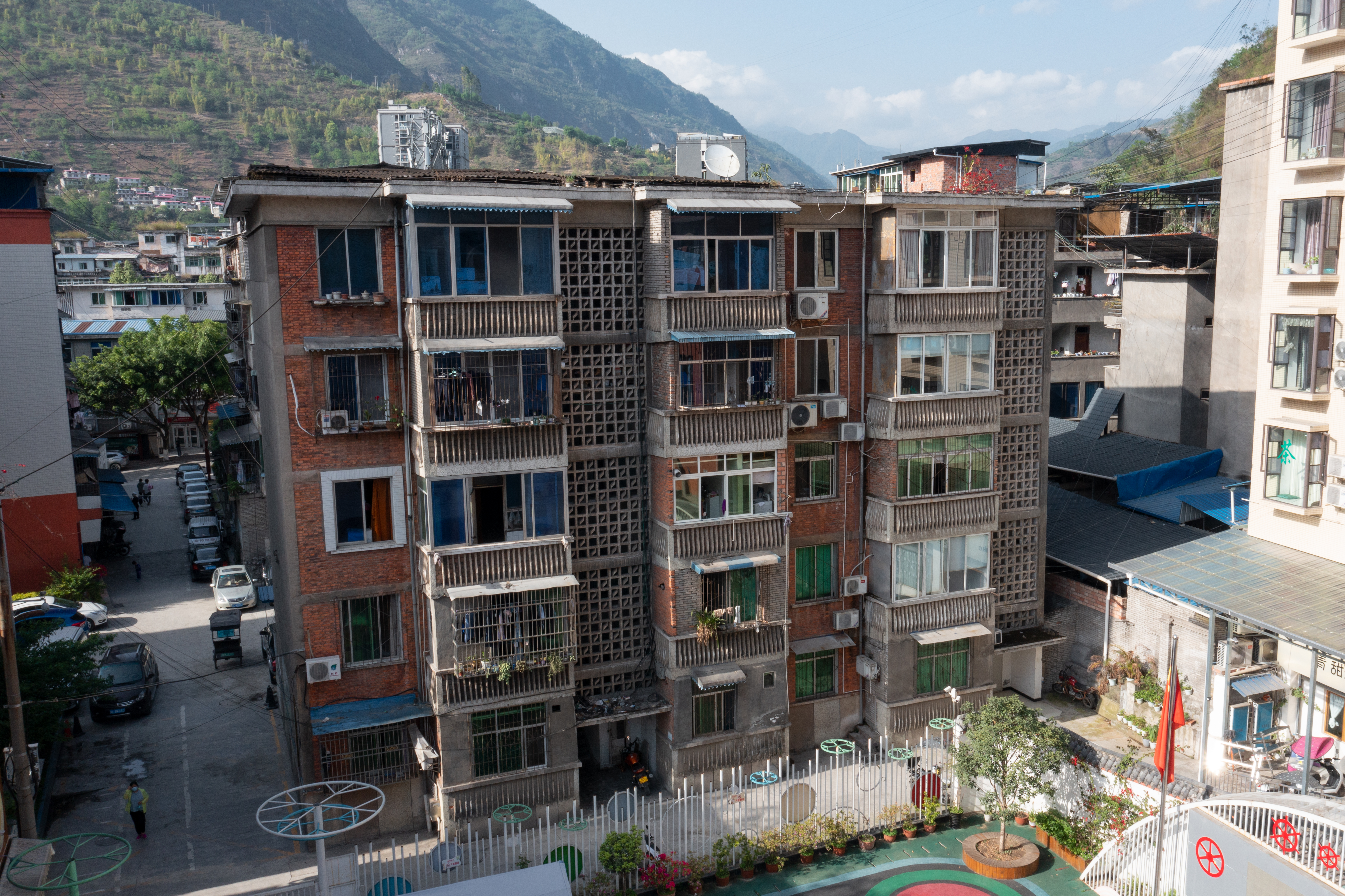 老校区——仅有综合楼一栋，修建于1985年，占地面积1亩，建筑面积约1300平方米，其中办公区域438平方米，教师宿舍970平方米